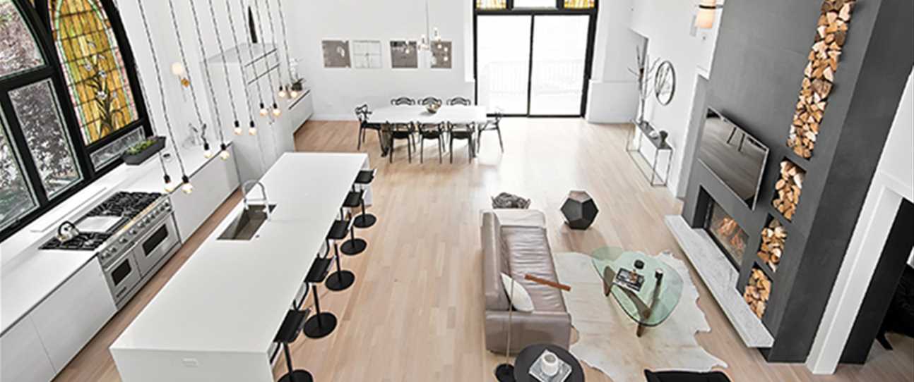 PHOTOGRAPHY Jim Tschetter. Pale oak flooring and white walls let the architecture take centre stage.