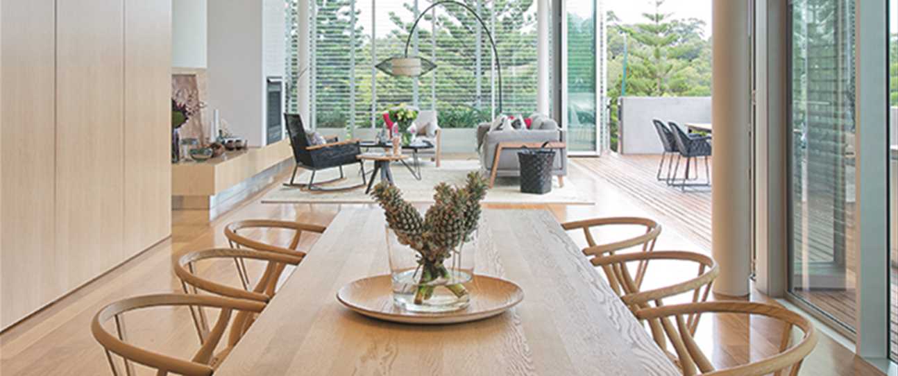 PHOTOGRAPHY by Jody D’Arcy. The Hans J Wegner Wishbone chairs in the dining area team beautifully with the Carl Hansen & Son table, from Design Farm. To the rear of the area, concealed opaque glass sliding doors can be deployed to close off the livin