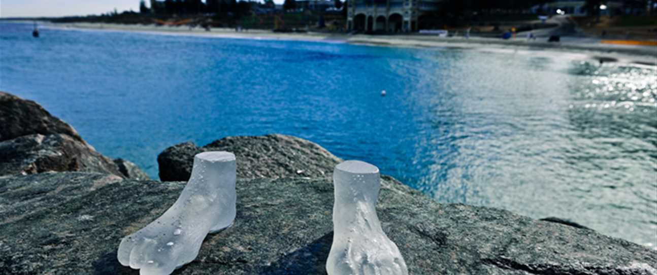 Once Removed by Robert Barnstone is a series of life-sized glass feet placed along the rocks of Cottesloe’s groyne. Photography Clyde Yee.