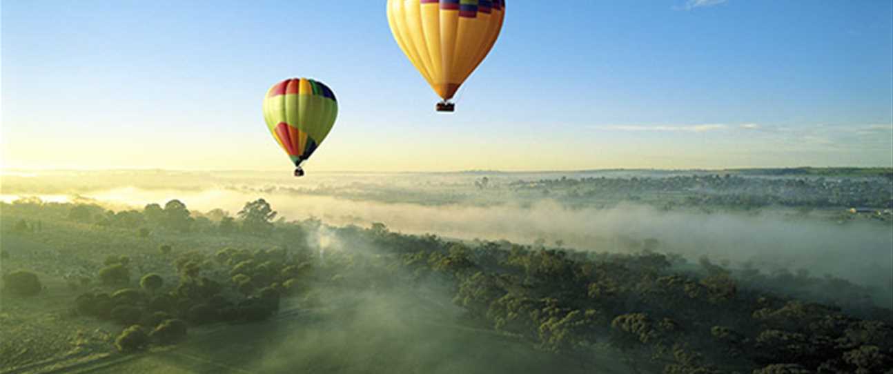 Avon Valley hot-air balloon ride. Photography by Avon Tourism Inc.