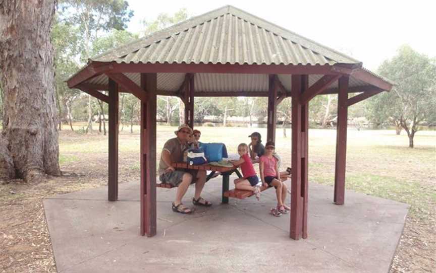 Lilac Hill Park, Local Facilities in Guildford