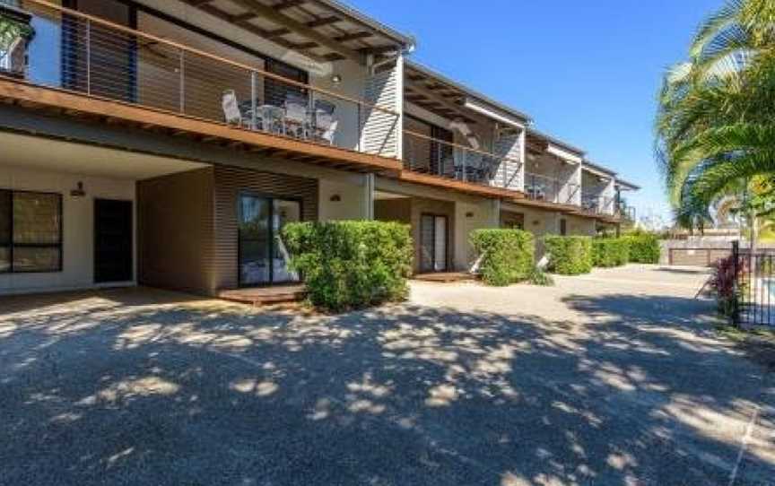 Unit 2 Rainbow Surf - Modern, double storey townhouse with large shared pool, close to beach and shops, Rainbow Beach, QLD