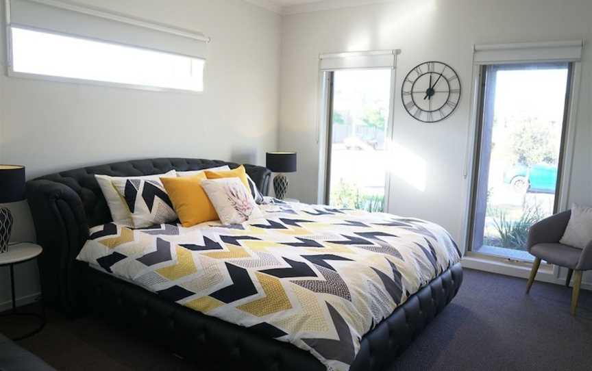 Classic 6BRM Villa in Melbourne, Accommodation in Williams Landing