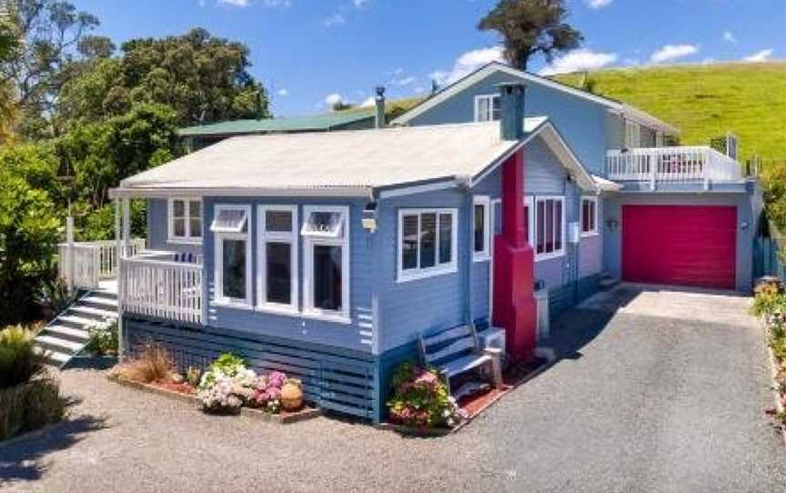 LARGE RENOVATED OPONONI BEACH HOUSE, Opononi, New Zealand