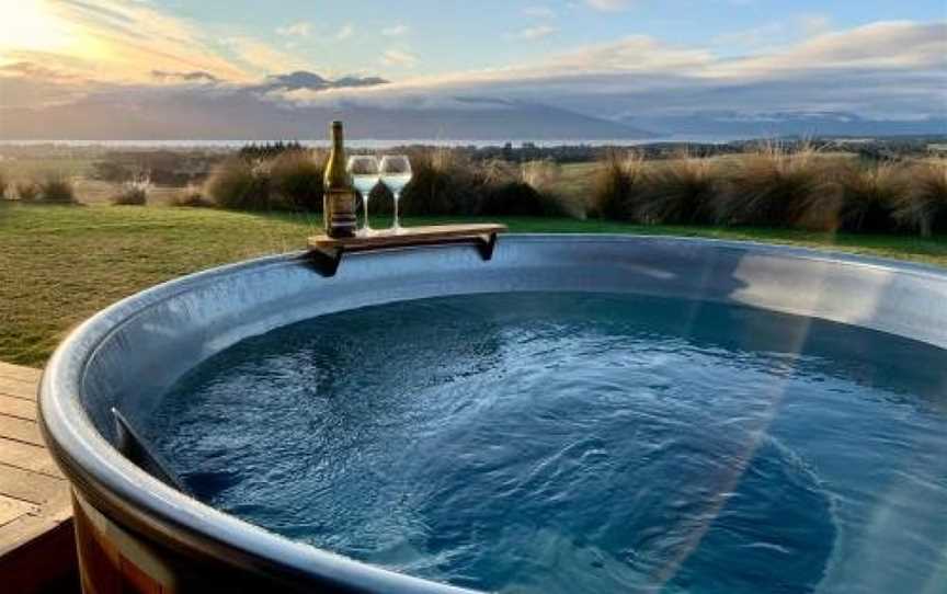 Fiordland Eco-Retreat -- Panoramic Views -- Hot Tub, Te Anau, New Zealand