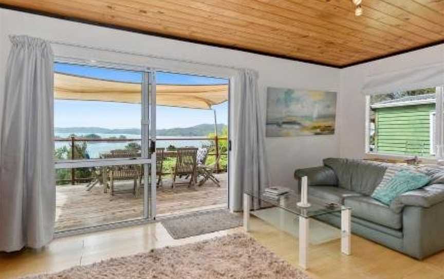 Bach and Relax - Oakura Holiday Home, Whangaruru North, New Zealand
