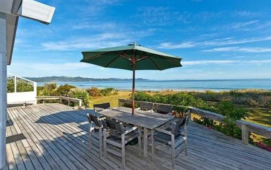 Matarangi Beachfront House - Matarangi Holiday Home, Matarangi, New Zealand