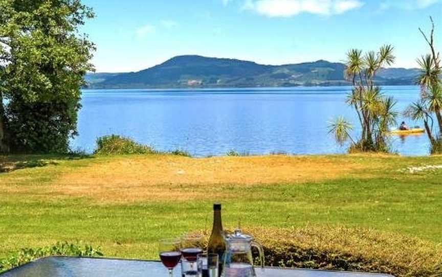 Blue Heron Lodge - Hamurana Holiday Home, Mourea, New Zealand