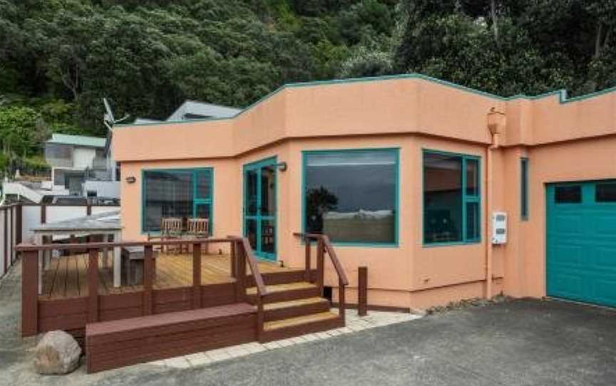 The Sun Capsule - Ohope Beach Holiday Home, Red Hill, New Zealand