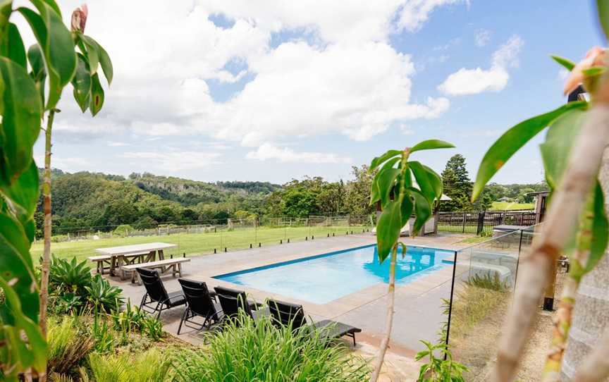 Cromwell Farm House is set in the Byron Bay hinterland with sweeping views of the valley, with an outdoor pool and hot tub.