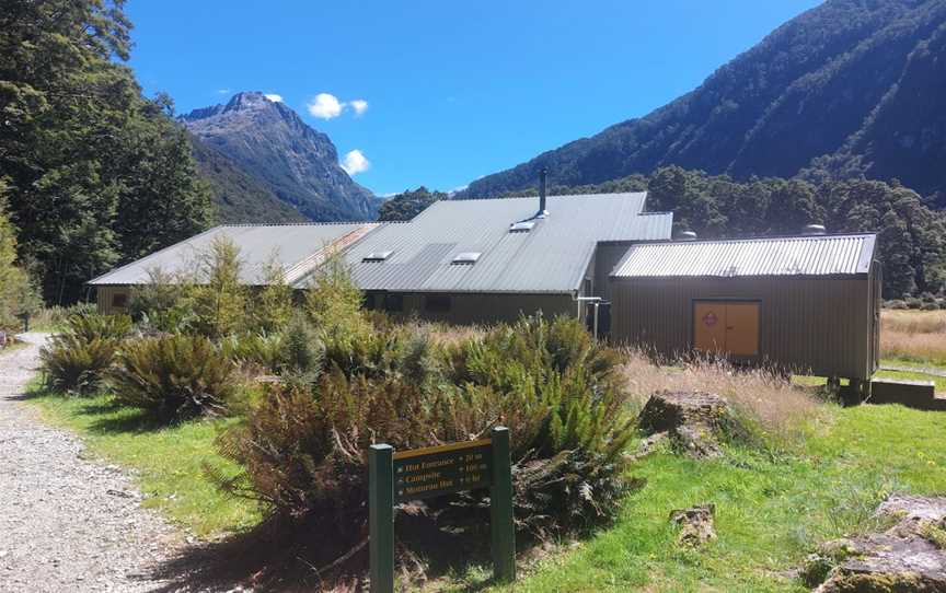 Iris Burn Hut, Attractions in Te Anau