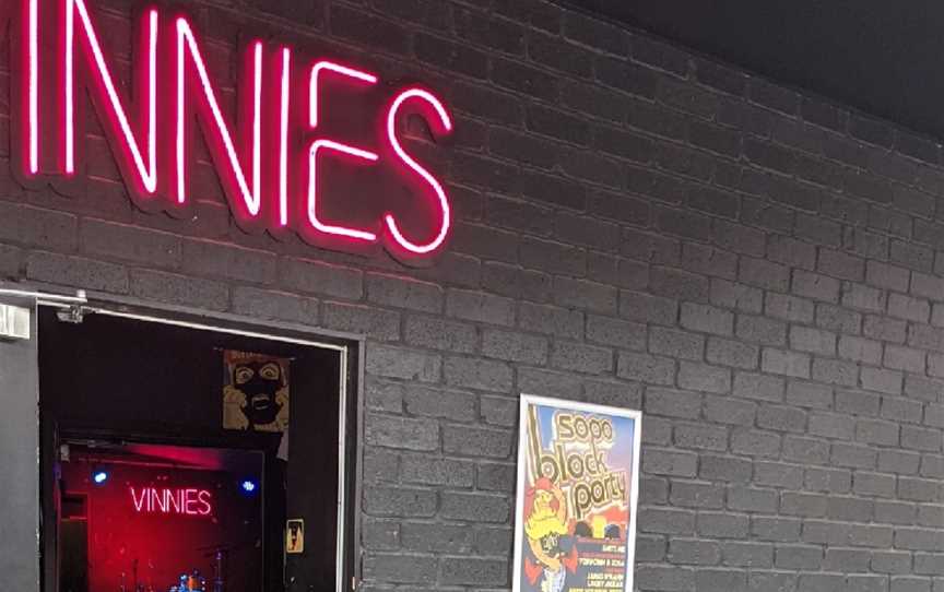 VINNIES DIVE BAR, Southport, QLD