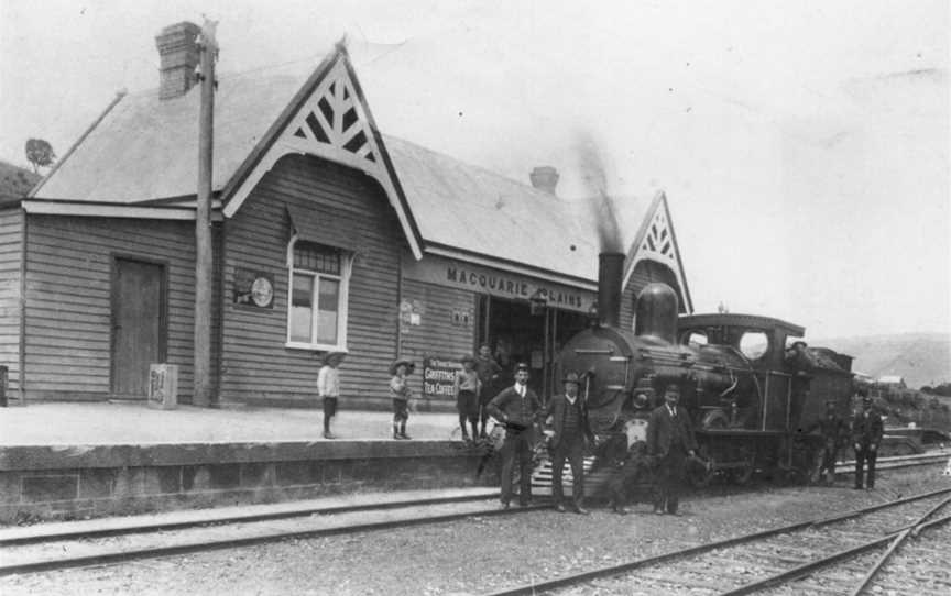 B class locomotive at Macquarie Plains (11682379854).jpg