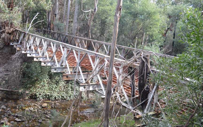 Clonbinane Sunday Creek Disused Bridge.JPG