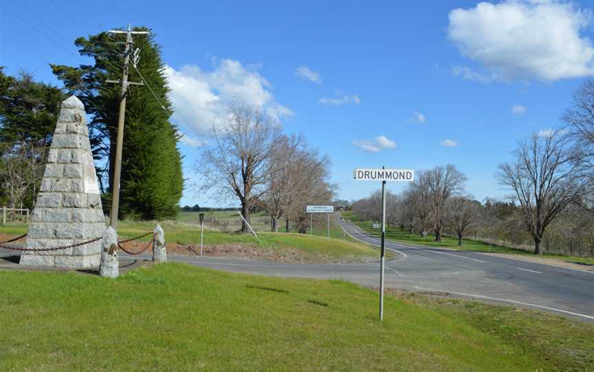Drummond Town Entry Sign and War Memorial.JPG