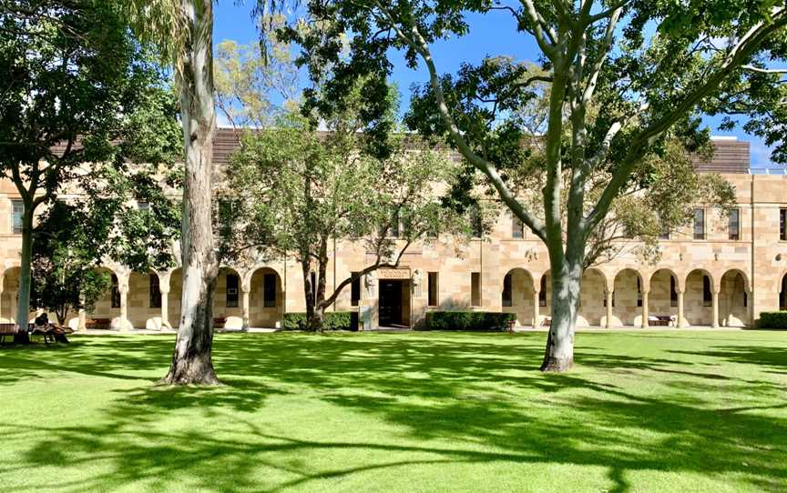 Goddard Building surrounding the Great Court, University of Queensland.jpg