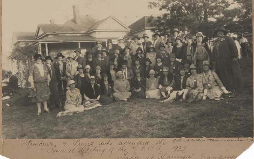 Womenattendingtheannualmeetingofthe Queensland Country Women's Associationat Cambooya1927