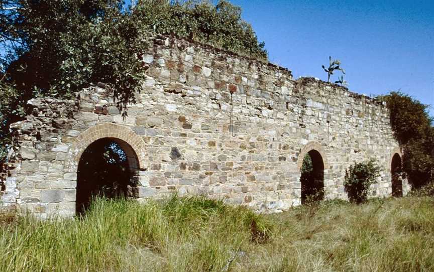 Yengarie Sugar Refinery ruins (2002).jpg
