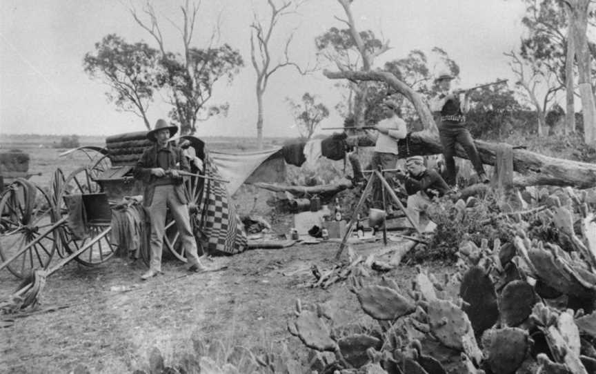Kangaroo shooting party Pilton, 1917 (17043141797).jpg