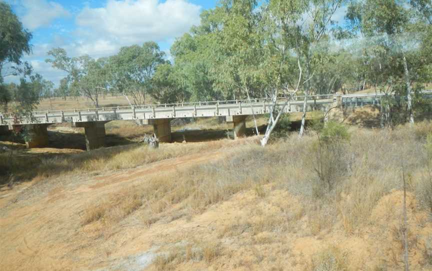Road Bridge over Tallarenha Creek - panoramio.jpg