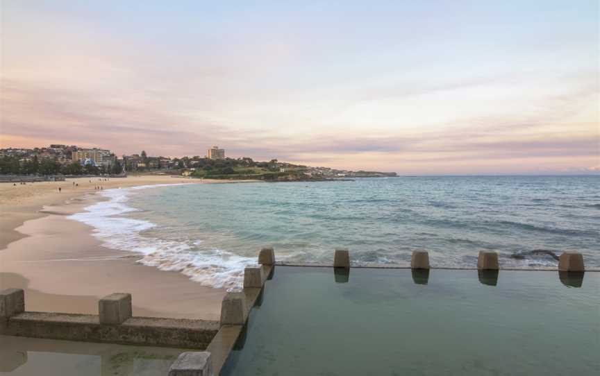 Coogee Beach Sydney (20571172008).jpg