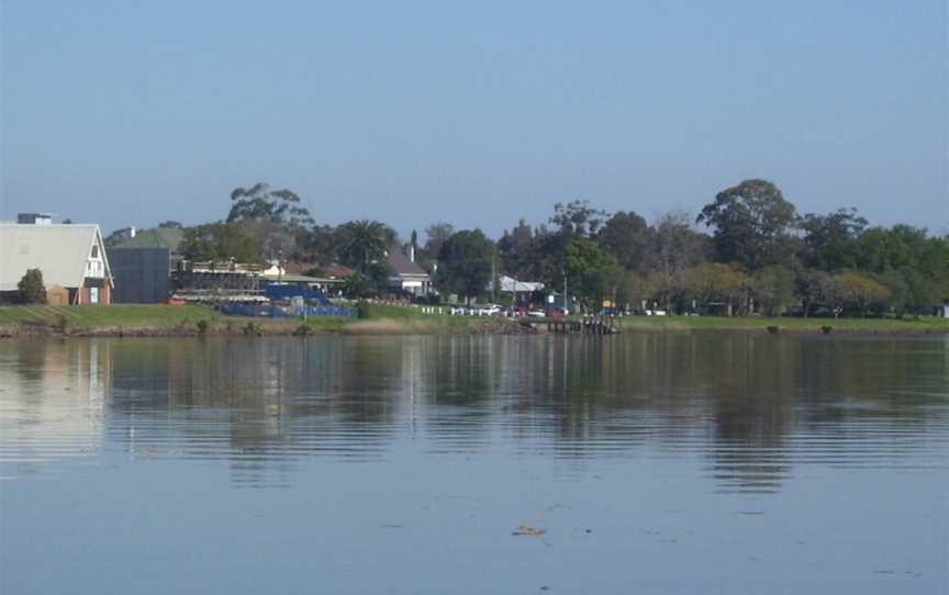 Raymond Terrace from Fitzgerald Bridge 02.jpg