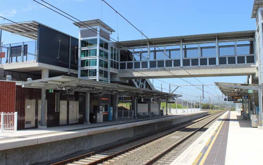 Shellharbour Junction railway station platforms and concourse.jpg
