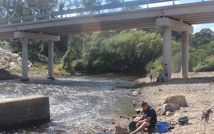 New bridge at Oallen Ford, Shoalhaven River with gold panning.JPG