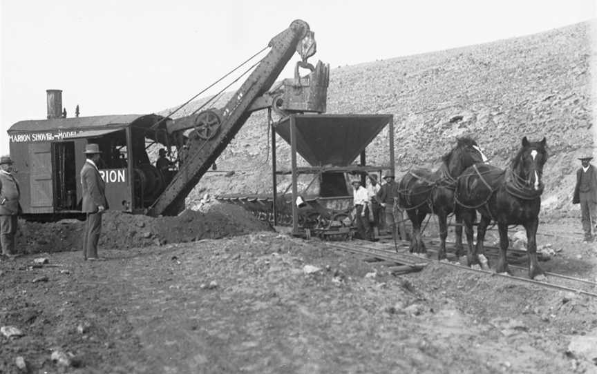 Marion steam shovel excavating at Pompoota Flat(GN00684).jpg