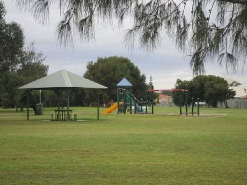 Tauranga Park, Local Facilities in Mindarie