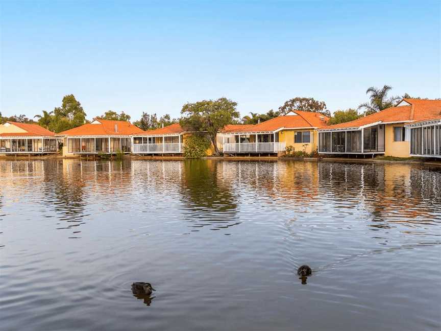 Lakeside Holiday Apartments, Accommodation in South Yunderup