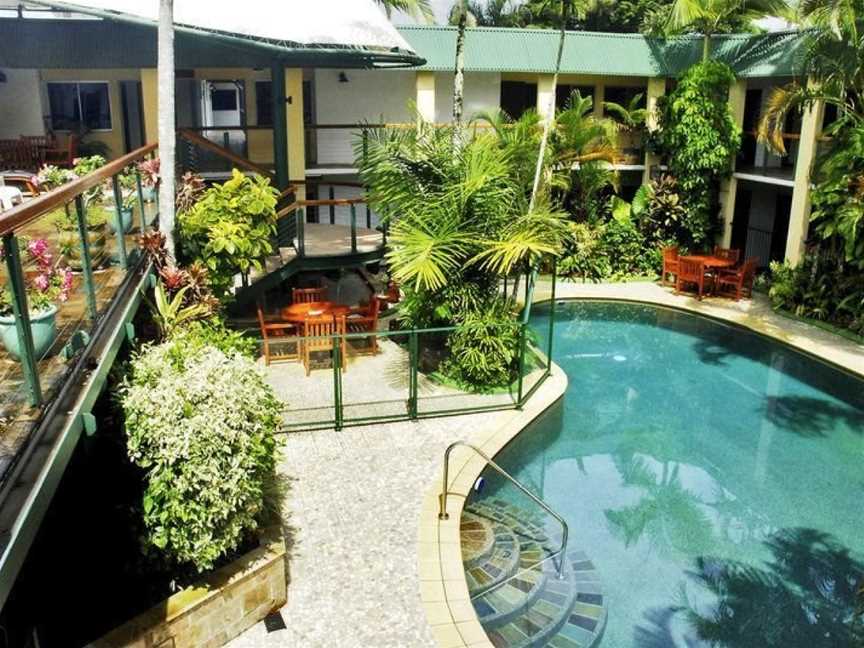 Bay Village Tropical Retreat & Apartments, Accommodation in Cairns North