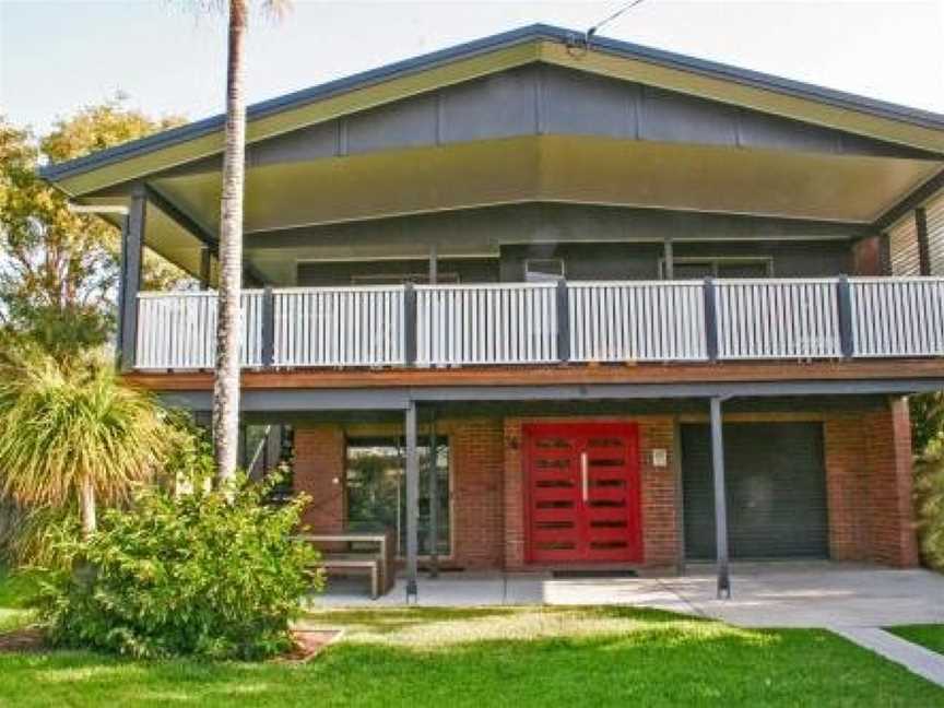Red Door Beach House - Marcoola Beach - PET FRIENDLY, FOXTEL, WIFI, 500 BOND, Linen Supplied, Marcoola, QLD
