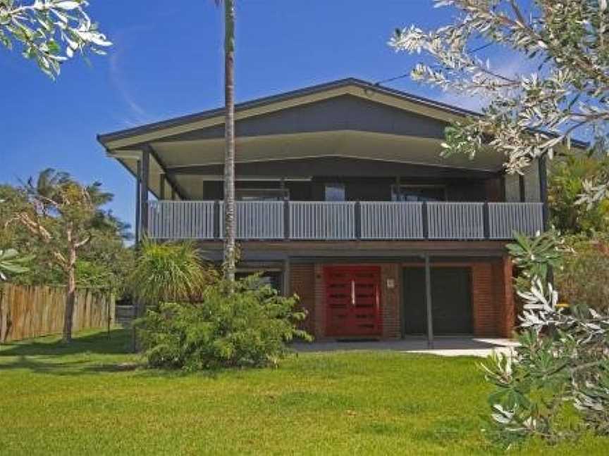 Red Door Beach House - Marcoola Beach - PET FRIENDLY, FOXTEL, WIFI, 500 BOND, Linen Supplied, Marcoola, QLD