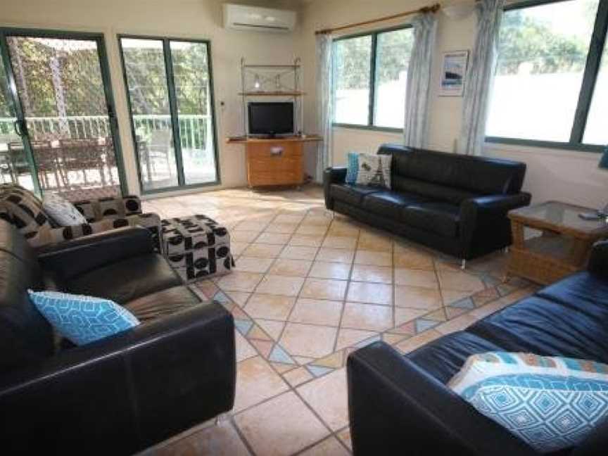 20 Orania Court - Spacious home with swimming pool, Rainbow Beach, QLD