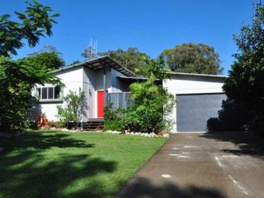 10 Double Island Drive - Modern family home, centrally located, swimming pool & outdoor area, Rainbow Beach, QLD