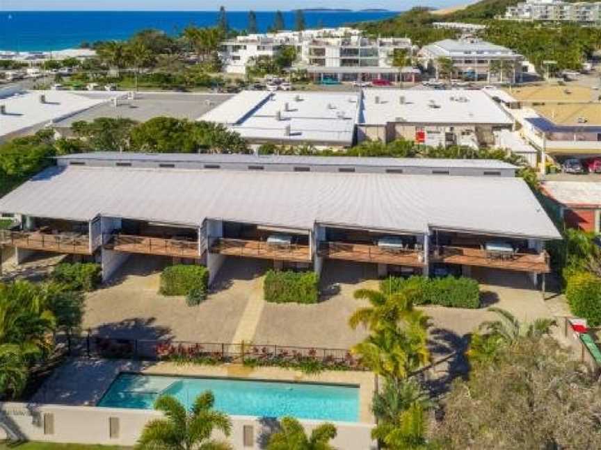 Unit 2 Rainbow Surf - Modern, double storey townhouse with large shared pool, close to beach and shops, Rainbow Beach, QLD