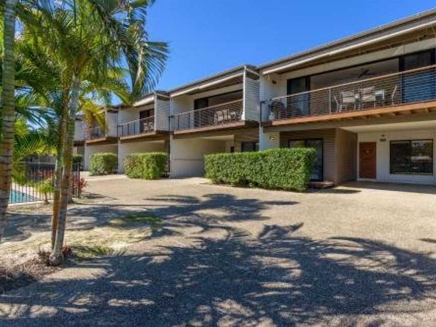 Unit 5 Rainbow Surf - Modern, double storey townhouse with large shared pool, close to beach and shop, Rainbow Beach, QLD