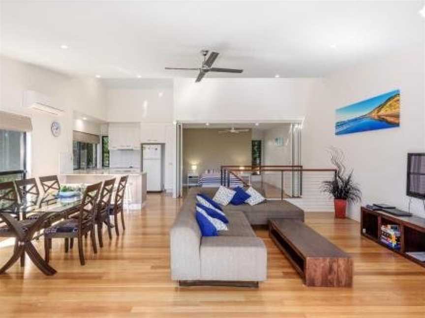 Unit 1 Rainbow Surf - Modern, two storey townhouse with large shared pool, close to beach and shop, Rainbow Beach, QLD