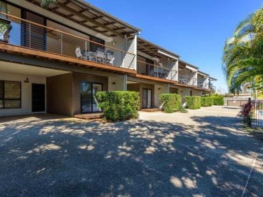Unit 1 Rainbow Surf - Modern, two storey townhouse with large shared pool, close to beach and shop, Rainbow Beach, QLD