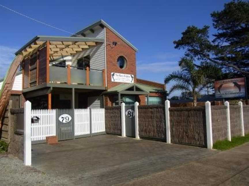 Black Dolphin Waterfront Apartment, San Remo, VIC