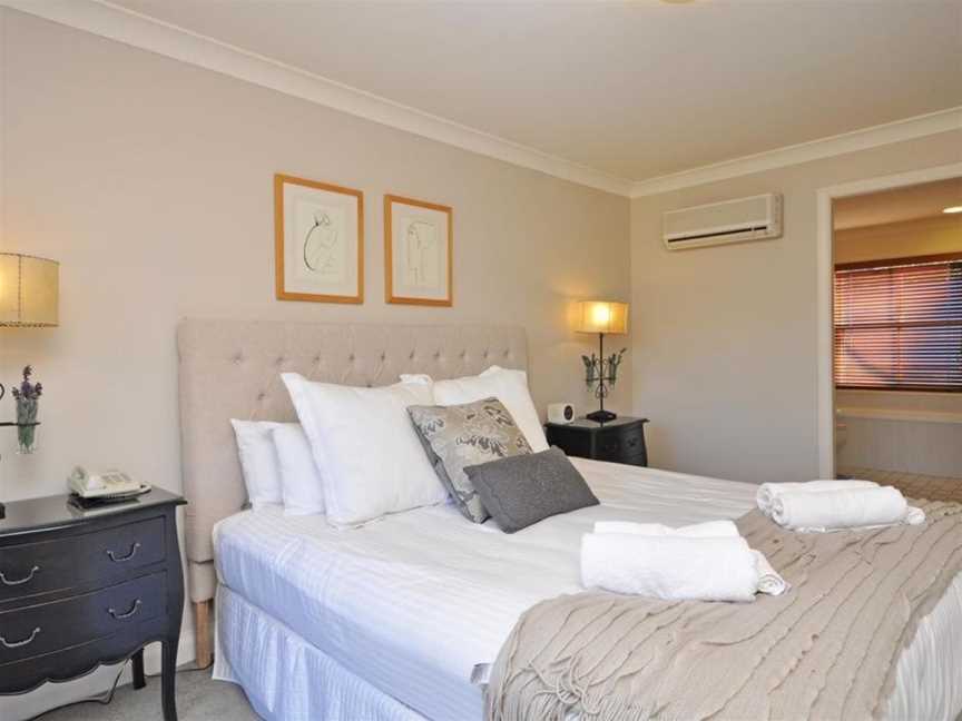 Villa 3br Beaujolais luxe + style Resort Condo located within Cypress Lakes Resort (nothing is more central), Pokolbin, NSW