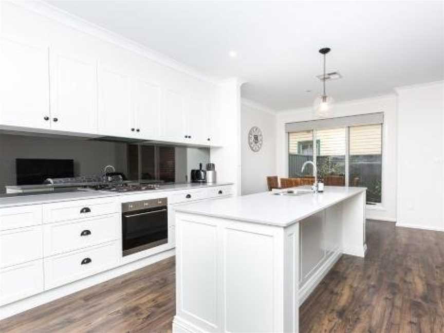 4 Bedroom Inner City Townhouse - SLEEPS 9 !!, Wagga Wagga, NSW