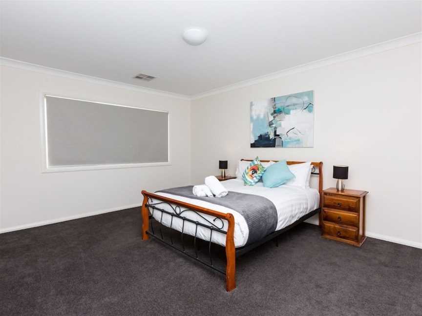 4 Bedroom Inner City Townhouse - SLEEPS 9 !!, Wagga Wagga, NSW