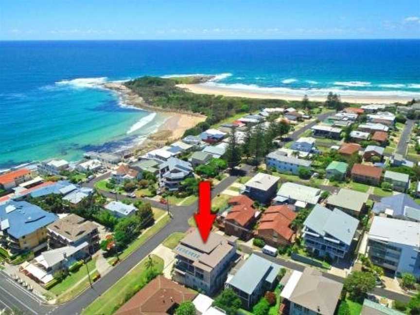 Bimbadeen Unit 3 - across from the beach - lift in complex, Yamba, NSW