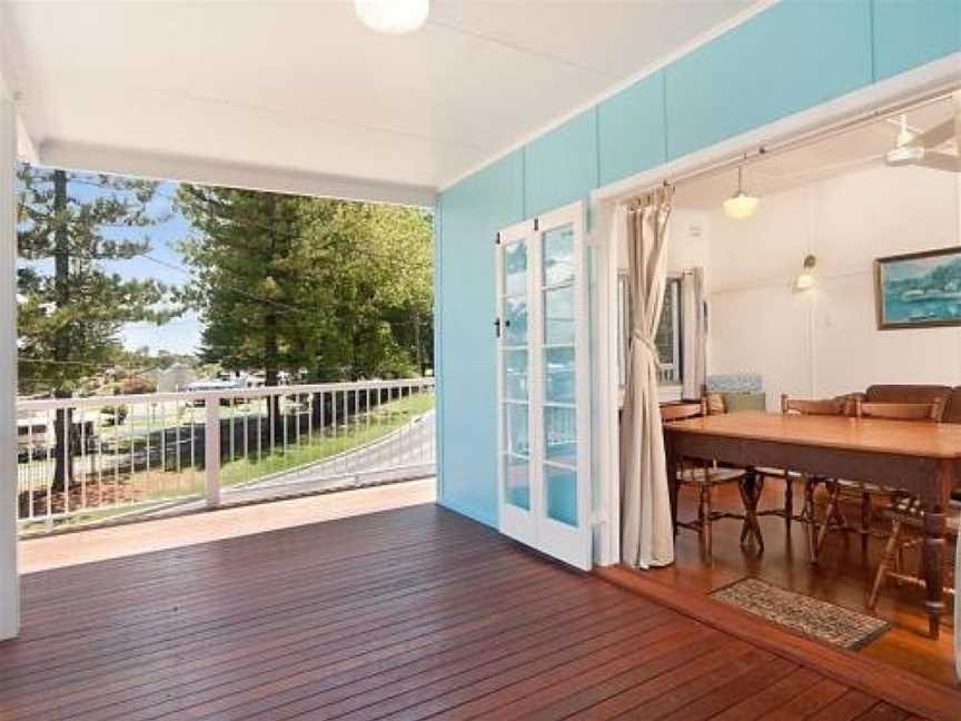 The Blue House - flat walk to river and beach, Yamba, NSW