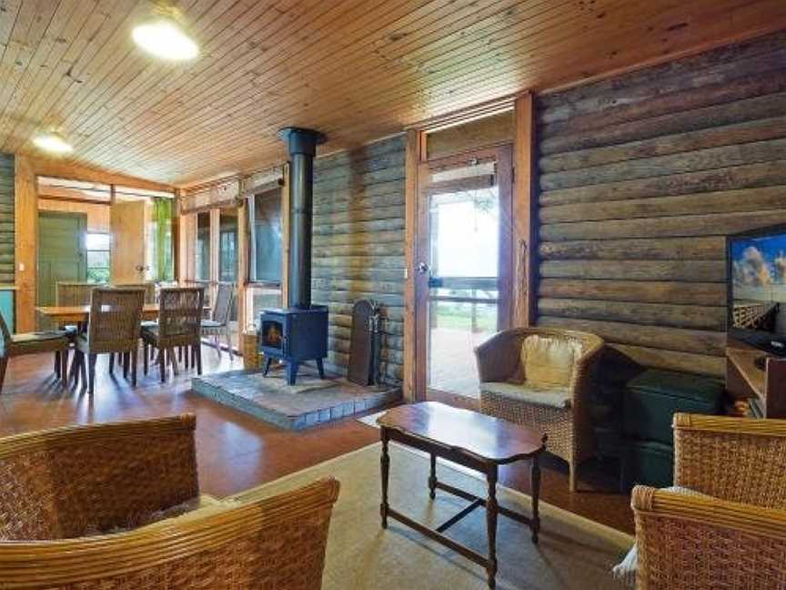 98 Ocean Parade - Rustic Log Cabin, Dalmeny, NSW