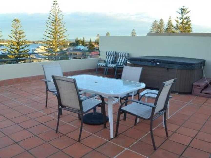 Castillo Del Mar 10 - Lake View Roof Terrace with Spa, Tuncurry, NSW