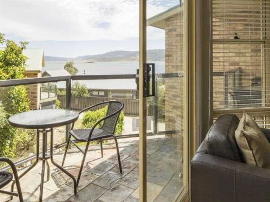 Caribou 3 - Modern & spacious with views over Lake Jindabyne, East Jindabyne, NSW