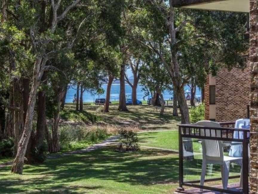 45 'Bay Parklands', 2 Gowrie Ave - pool, tennis court, spa & across the road to the beach, Nelson Bay, NSW